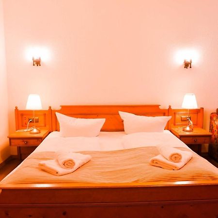 Hotel Gaestehaus Linde Mörnsheim エクステリア 写真