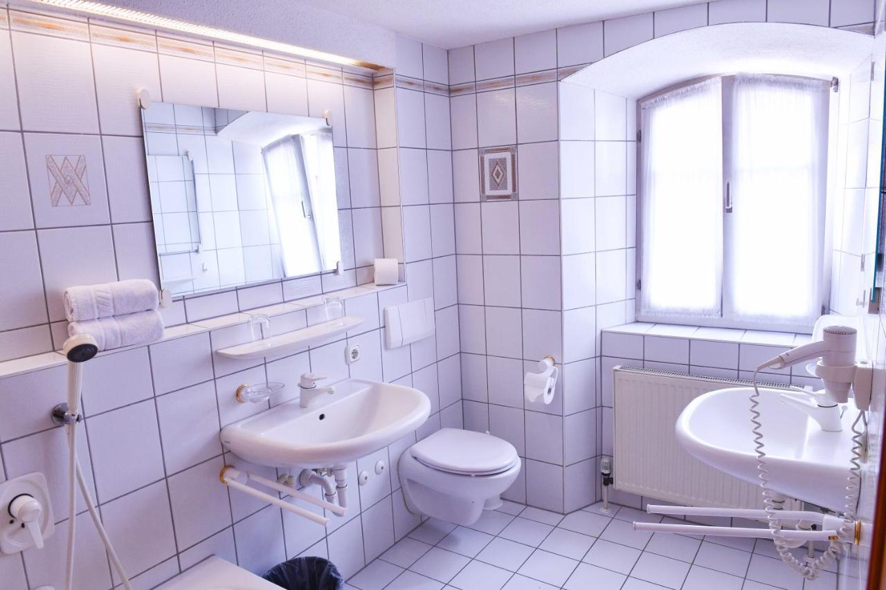 Hotel Gaestehaus Linde Mörnsheim エクステリア 写真