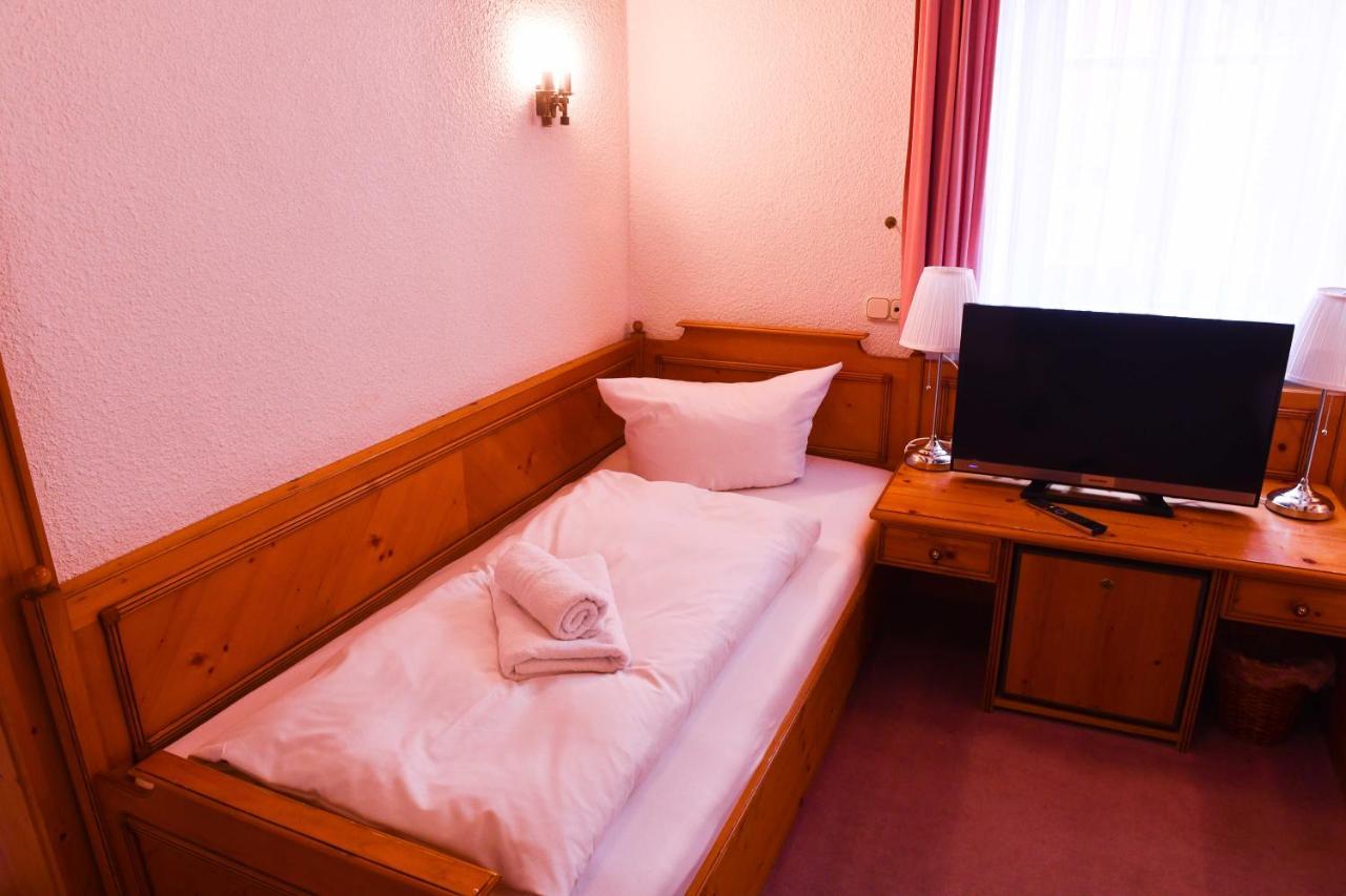 Hotel Gaestehaus Linde Mörnsheim エクステリア 写真