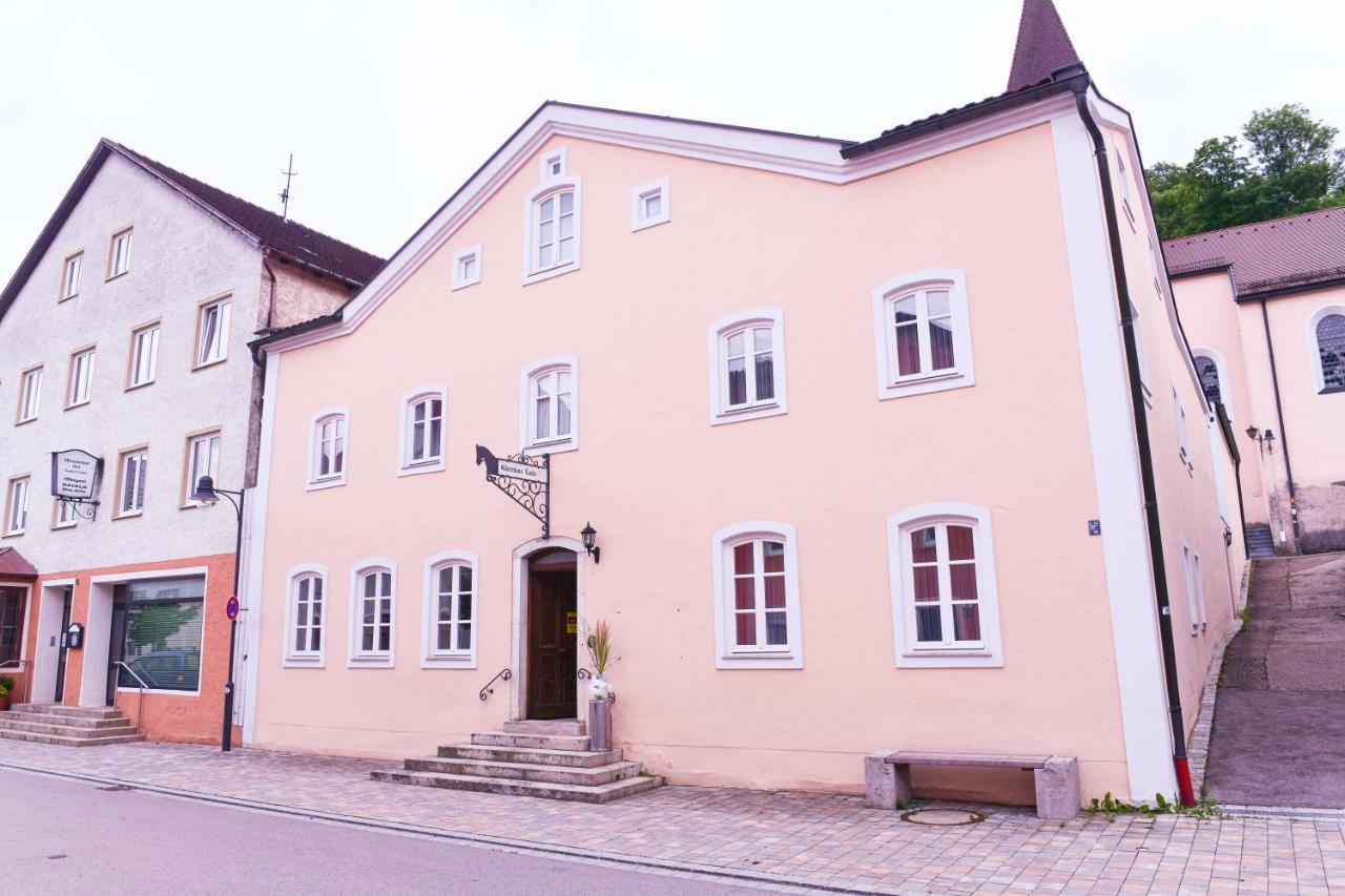 Hotel Gaestehaus Linde Mörnsheim エクステリア 写真