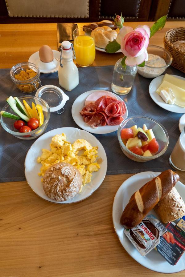 Hotel Gaestehaus Linde Mörnsheim エクステリア 写真